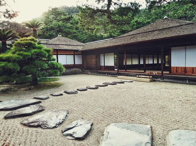 foto de un jardin japones con un camino de piedras